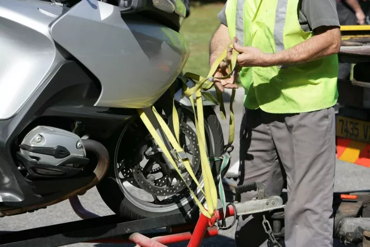 Dépanner une moto accidentée, Saint-Gilles, Dépann 411
