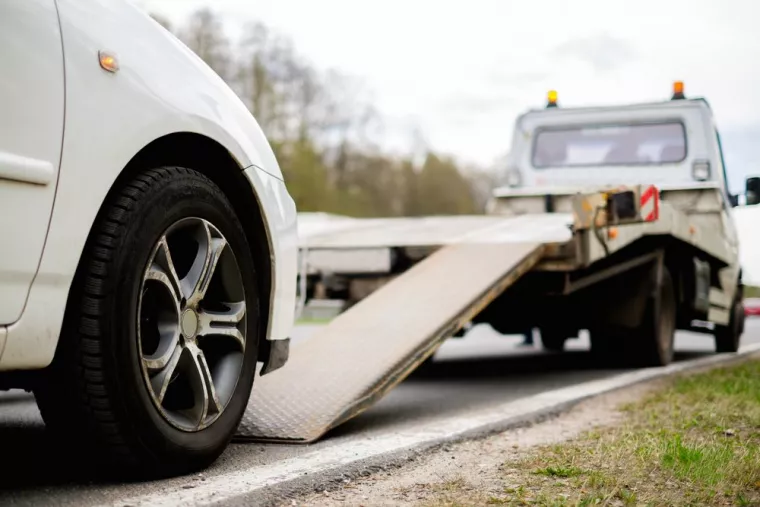 Remorquer une voiture en panne sur le bas côté, Saint-Gilles, Dépann 411